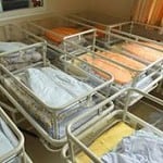 Бебе почина след прехвърляне в няколко болници