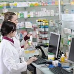 Във филиалите на аптеки задължително трябва да работи магистър-фармацевт. Това се казва в становище на УС на Българския фармацевтичен съюз по повод публикувания за обществено обсъждане проект на Закон за изменение и допълнение на Закона за лекарствените продукти в хуманната медицина /ЗЛПХМ/. В него са записани мерки, които да стимулират разкриването на аптеки в населените места, където липсват. Една от тях е да се разреши на действащите аптеки да разкриват свои филиали на втори или следващ адрес във въпросните градове или села. Според БФС тази възможност трябва да бъде по-прецизно регулирана от законодателя с разкриването само до трети адрес. Необходимостта от магистър-фармацевт и в този случай е задължителна, защото само той по закон може да отпуска лекарства по лекарско предписание, съответно по здравната каса, мотивират се от съсловната организация. БФС смята, че трябва да има баланс между желанието за насочване на търговците на дребно към малки населени места и сигурността на пациентите за достъп до качествена фармацевтична грижа и лекарствени продукти. Ето защо до изработването на Национална аптечна карта, трябва да се въведе мораториум за откриване на нови аптеки в населени места където има такива, без да се засяга възможността да се открива денонощна аптека и на втори и трети адрес в малките населени места без достъп до фармацевтична грижа, смятат фармацевтите. По отношение на възможността да се организират мобилни аптеки от БФС твърдят, че в тази мярка има твърде висок риск от проблеми с качеството на обслужване, контрола и проследимостта на лекарствата, което може да застраши здравето на пациентите. Според съсловната организация разрешаването на мобилни аптеки може да доведе до безконтролното отпускане на лекарствени продукти с неустановен произход или от неквалифицирани лица. „Подобна практика на мобилни аптеки не е приета и утвърдена в държавите членки на ЕС (единствено Обединеното кралство под формата на „мобилен фармацевт“), нито в държавите от Източна и Централна Европа, поради множеството рискове пред ефективния контрол. При условие, че законът разрешава разкриването на вторични структури на аптеки, то мобилните аптеки се явяват неоправдано висок риск“, се казва в становището. Принудителното въвеждане на денонощни аптеки в населените места където липсват такива, може да се окаже проблем на много места, смятат още от БФС. Причината е, че в някои аптеки няма достатъчно магистър-фармацевти, които да могат да работят нощна смяна. Фармацевтите напомнят, че полагането на нощен труд е разписано в Кодекса на труда със специални изисквания, които могат да затруднят общия график на работа в аптеките. БФС счита, че за осигуряване на денонощен достъп на населението до лекарствени продукти са необходими допълнителни инвестиции от аптеките в квалифицирана работна ръка от магистър-фармацевти и в оборудване – гише за нощно отпускане, паник бутони със системи за охрана, видеозаснемане и др. Единственият начин подобна уредба да бъде въведена е чрез определяне на справедливо допълнително възнаграждение за осигуряване на здравните дейности през цялото денонощие чрез въвеждане на такса за нощно обслужване по модела на много други държави членки на ЕС или партньорство с местните власти. С цел премахване на възможността за наличие на участници с господстващо положение на пазара на търговия на дребно с лекарствени продукти, БФС настоява да се въведе забрана за свързаност на лица по смисъла на Търговския закон, които са собственици на повече от 4 аптеки. Според съсловната организация въпреки забраната в чл.222, ал.1 от ЗЛПХМ едно лице да притежава повече от 4 аптеки, пропускът относно свързаност на лицата позволява обединение на структури с по над 300 аптеки в национален план, които са собственост или под контрола на едно лице. Подобно изменение ще защити интересите и правата на пациентите, контрола от страна на държавата върху сектора и неговото предвидимо бъдещо развитие, както и по-доброто управление на системата на разходване на публични средства за домашно лечение на здравноосигурени лица, заявяват фармацевтите.