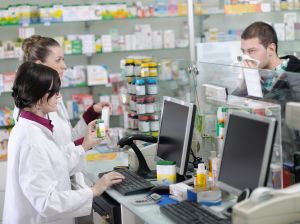 Във филиалите на аптеки задължително трябва да работи магистър-фармацевт. Това се казва в становище на УС на Българския фармацевтичен съюз по повод публикувания за обществено обсъждане проект на Закон за изменение и допълнение на Закона за лекарствените продукти в хуманната медицина /ЗЛПХМ/. В него са записани мерки, които да стимулират разкриването на аптеки в населените места, където липсват. Една от тях е да се разреши на действащите аптеки да разкриват свои филиали на втори или следващ адрес във въпросните градове или села. Според БФС тази възможност трябва да бъде по-прецизно регулирана от законодателя с разкриването само до трети адрес. Необходимостта от магистър-фармацевт и в този случай е задължителна, защото само той по закон може да отпуска лекарства по лекарско предписание, съответно по здравната каса, мотивират се от съсловната организация. БФС смята, че трябва да има баланс между желанието за насочване на търговците на дребно към малки населени места и сигурността на пациентите за достъп до качествена фармацевтична грижа и лекарствени продукти. Ето защо до изработването на Национална аптечна карта, трябва да се въведе мораториум за откриване на нови аптеки в населени места където има такива, без да се засяга възможността да се открива денонощна аптека и на втори и трети адрес в малките населени места без достъп до фармацевтична грижа, смятат фармацевтите. По отношение на възможността да се организират мобилни аптеки от БФС твърдят, че в тази мярка има твърде висок риск от проблеми с качеството на обслужване, контрола и проследимостта на лекарствата, което може да застраши здравето на пациентите. Според съсловната организация разрешаването на мобилни аптеки може да доведе до безконтролното отпускане на лекарствени продукти с неустановен произход или от неквалифицирани лица. „Подобна практика на мобилни аптеки не е приета и утвърдена в държавите членки на ЕС (единствено Обединеното кралство под формата на „мобилен фармацевт“), нито в държавите от Източна и Централна Европа, поради множеството рискове пред ефективния контрол. При условие, че законът разрешава разкриването на вторични структури на аптеки, то мобилните аптеки се явяват неоправдано висок риск“, се казва в становището. Принудителното въвеждане на денонощни аптеки в населените места където липсват такива, може да се окаже проблем на много места, смятат още от БФС. Причината е, че в някои аптеки няма достатъчно магистър-фармацевти, които да могат да работят нощна смяна. Фармацевтите напомнят, че полагането на нощен труд е разписано в Кодекса на труда със специални изисквания, които могат да затруднят общия график на работа в аптеките. БФС счита, че за осигуряване на денонощен достъп на населението до лекарствени продукти са необходими допълнителни инвестиции от аптеките в квалифицирана работна ръка от магистър-фармацевти и в оборудване – гише за нощно отпускане, паник бутони със системи за охрана, видеозаснемане и др. Единственият начин подобна уредба да бъде въведена е чрез определяне на справедливо допълнително възнаграждение за осигуряване на здравните дейности през цялото денонощие чрез въвеждане на такса за нощно обслужване по модела на много други държави членки на ЕС или партньорство с местните власти. С цел премахване на възможността за наличие на участници с господстващо положение на пазара на търговия на дребно с лекарствени продукти, БФС настоява да се въведе забрана за свързаност на лица по смисъла на Търговския закон, които са собственици на повече от 4 аптеки. Според съсловната организация въпреки забраната в чл.222, ал.1 от ЗЛПХМ едно лице да притежава повече от 4 аптеки, пропускът относно свързаност на лицата позволява обединение на структури с по над 300 аптеки в национален план, които са собственост или под контрола на едно лице. Подобно изменение ще защити интересите и правата на пациентите, контрола от страна на държавата върху сектора и неговото предвидимо бъдещо развитие, както и по-доброто управление на системата на разходване на публични средства за домашно лечение на здравноосигурени лица, заявяват фармацевтите.