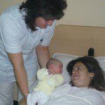НПО настояват за задължителен първи контакт между новороденото и неговата майка
