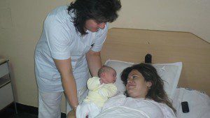 НПО настояват за задължителен първи контакт между новороденото и неговата майка