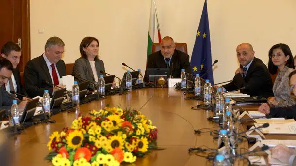 Правителството ще разгледа критерии за договорите с НЗОК