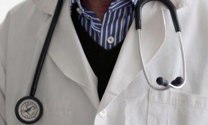 Сериозен дефицит на лични лекари в България разкри приетата от правителството Национална здравна карта. Според нея най-малко 4886 общопрактикуващи медици са необходими, за да се гарантира достъпът на населението да медицински услуги. Според документа, у нас трябва да се въведе евростандартът - 1 личен лекар на 1500 души население. Така недостигът се оказва над 470 джипита, пише "Стандарт".  В НЗК е определен и необходимият минимален брой лекари в специализирана извънболнична медицинска помощ по области.  За определени специалности в градовете, в които има високо ниво на търсене на медицинска помощ, като София, Пловдив и Варна е определен по-висок коригиращ коефициент за покриване на нуждите на населението на регионално и национално ниво.  Общият брой на необходимите лекари в извънболничната помощ е над 11 000, а на лекари по дентална медицина - 9119. Броят на медицинските сестри пък трябва да е поне 10 805.  Потребности от лекари и зъболекари специалисти надвишават наличните човешки ресурси по области и региони. На 1000 души население се падат 4,9 легла за активно лечение. Анализът на съществуващите легла по видове медицински дейности е установил недостиг на педиатрични и излишък на терапевтични и хирургични легла.  За пръв път с НЗК се въвежда механизъм за планиране на потребностите от високотехнологични методи за диагностика и лечение и свързаната с тях медицинска апаратура. Разработена е карта на системата за спешна медицинска помощ, съдържаща броя и местоположението на структурите й. Картата на спешната помощ определя и потребност от създаване на 17 "изнесени екипа" в районите със затруднен достъп на населението.