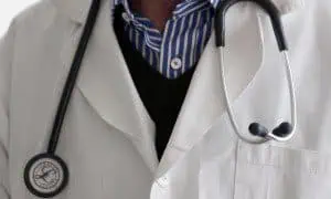 Сериозен дефицит на лични лекари в България разкри приетата от правителството Национална здравна карта. Според нея най-малко 4886 общопрактикуващи медици са необходими, за да се гарантира достъпът на населението да медицински услуги. Според документа, у нас трябва да се въведе евростандартът - 1 личен лекар на 1500 души население. Така недостигът се оказва над 470 джипита, пише "Стандарт". В НЗК е определен и необходимият минимален брой лекари в специализирана извънболнична медицинска помощ по области. За определени специалности в градовете, в които има високо ниво на търсене на медицинска помощ, като София, Пловдив и Варна е определен по-висок коригиращ коефициент за покриване на нуждите на населението на регионално и национално ниво. Общият брой на необходимите лекари в извънболничната помощ е над 11 000, а на лекари по дентална медицина - 9119. Броят на медицинските сестри пък трябва да е поне 10 805. Потребности от лекари и зъболекари специалисти надвишават наличните човешки ресурси по области и региони. На 1000 души население се падат 4,9 легла за активно лечение. Анализът на съществуващите легла по видове медицински дейности е установил недостиг на педиатрични и излишък на терапевтични и хирургични легла. За пръв път с НЗК се въвежда механизъм за планиране на потребностите от високотехнологични методи за диагностика и лечение и свързаната с тях медицинска апаратура. Разработена е карта на системата за спешна медицинска помощ, съдържаща броя и местоположението на структурите й. Картата на спешната помощ определя и потребност от създаване на 17 "изнесени екипа" в районите със затруднен достъп на населението.