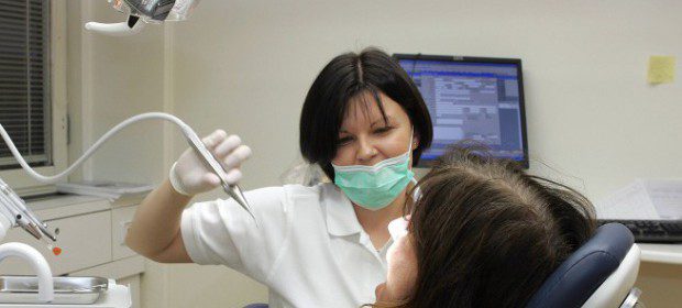 Парадокс: Държавата плаща все повече пари на зъболекарите за все по-малко дентални прегледи