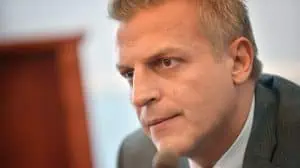 Защо бяха сложени белезниците на фонда за деца