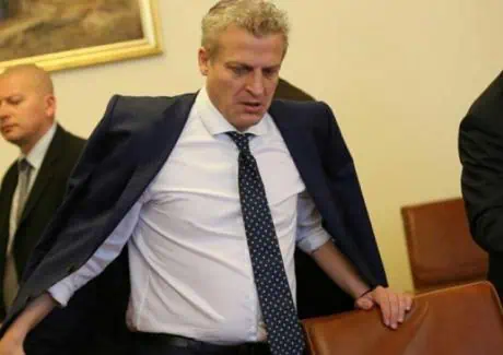 Шизофренно! Той също искал да бъде малко и опозиция