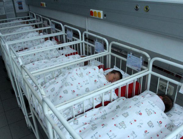 Родители в София ще могат да гледат онлайн новородените си бебета