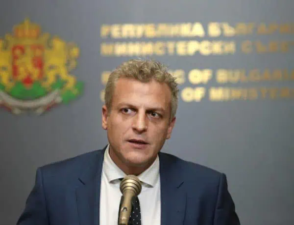 Питаме министър Москов: Колко извънреден труд е положила Белева от началото на годината?