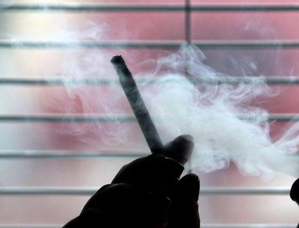 В МЗ мислят за по-строги мерки срещу пушенето на закрито 