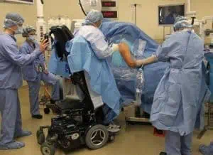 Парализиран хирург отново оперира