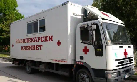 Зъболекарски кабинет на колела цери ученици в Новопазарско