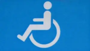 Студентка се нуждае от личен асистент, за да посещава лекциите си, но ѝ отпускат за 2 часа на ден