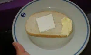 Храната в болниците е под всякаква критика и може да бъде определена като мизерна, съобщава вестник „Всеки ден“. За това се оплакват пациенти, лекуващи се в различни краища на страната. Недоволството си те изразяват най-често в социалната мрежа, където публикуват снимки на обяда или вечерята си. Неотдавна дори певицата Рут Колева изригна срещу здравната реформа у нас, показвайки какво е получила за закуска в столична болница.  Мъж взриви социалната мрежа вчера, като публикува снимка, на която се вижда чиния с филия бял хляб, малка бучка сирене и оскъдно количество маргарин. От обяснителния текст става ясно, че това е вечерята на възрастен мъж, които се лекува от сърдечен проблем в частна столична клиника. Синът му пита риторично дали това е удачна храна при подобен проблем, а от болница му обяснили, че „ако пациентът не иска да я яде, може да я върне на санитарката“.  Подобен казус има и в русенската болница. Там диабетик публикува храната си, която включва тлъста наденица с малко ориз. „Това храна ли е? Възмутен съм. Въпреки че с огромно съжаление трябва да отбележа, че на диабетиците поне им сервират месо. На останалите пациенти, се дават далеч по-неприятни и безвкусни манджи. Друг е въпросът, че половин парче тлъста ГМО наденица трудно може да „мине“ за качествено месо“, твърди мъжът. От отделението на многопрофилната болница в крайдунавския град отказват коментар, но твърдят, че храненето се осъществява според предписания режим.  „Прибори не ни дават, трябвало да си носим от вкъщи. Храната се сервира в използвани кофички от кисело мляко и пластмасови чаши за кафе. За първи път влизаме в болница и усетихме здравна реформа на гърба си“, споделя пациентка в болница „Д-р Атанас Дафовски“ в Кърджали. Нищо друго не я подразнило. Отношението на лекарите и сестрите към нея било много добро. Но никога не била предполагала, че могат да й донесат супа от леща в пластмасова чашка за кафе и мусака в използвана кофичка от кисело мляко на местна мандра.  „Искат да лекуват тук пациенти от съседните области и дори от Турция и Гърция, а няма прибори за хранене и чинии. Трябва ли да си носим купички, канчета, чинии, лъжици и вилици от вкъщи. В кой век живеем?“, споделя друг пациент в болницата в Кърджали. Той също си е направил снимки на храната за спомен, тъй като подобно нещо никъде другаде по света не можело да се види.