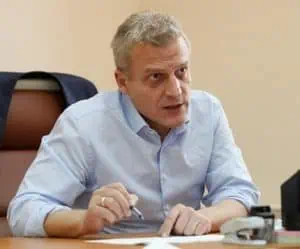 Заради лимитите на НЗОК 851 българи не могат да бъдат приети в болницата, която са избрали, и чакат за лечение. Това става ясно от Националната листа на чакащите, публикувана на сайта на здравната каса. Последната актуализация на листата е от 21 август. Опашката от нуждаещи се от здравни грижи се е заформила за четири месеца. Няма обяснение защо в листата на чакащи има онкоболни, при условие че здравният министър Петър Москов и екипът му се кълнат, че лимит за хората с рак няма. От клиничните пътеки става ясно, че повечето от онкоболните ще трябва да чакат за скенер и ядрено-магнитен резонас. Има няколко случая, при които изследвания са насрочени за началото на януари следващата година, т.е. те ще трябва да чакат повече от четири месеца. По закон плановият прием дори на човек с херния не може да се отлага с повече от два месеца. Общо 31 са болниците, в които се чака ред за планов прием. След тях има както държавни и общински, така и частни лечебни заведения. В повечето клиники листите на чакащи варират между 20 и 50 души, в някои има записан един пациент. Най-голямото лечебно заведение у нас – пловдивската УМБАЛ „Св. Георги“, има листа от едва трима чакащи.