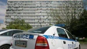 В отворено писмо до министъра на здравеопазването Петър Москов, председателя на парламентарната здравна комисия Даниела Дариткова, ръководството на Фонда и медиите доц. Буева подчерта, че администрацията на Фонда подменя решенията на Обществения съвет и работи в противоречие с правилника.  "Вземам това трудно решение поради несъгласие и протест, както с начина на работа при настоящото ръководство, така и с набързо приетия нов правилник за работа на Фонда", пише националният консултант по детски болести.  Припомняме, при медийна акция на ГДБОП и прокуратурата осем служители на Фонда за лечение на деца в чужбина, сред които и председателя му Павел Александров, бяха арестувани през април т.г. Акцията прекъсна заседание на обществения съвет, на което трябваше да бъдат разгледани над 70 случая на деца, повечето от които с положителни становища за лечение зад граница.  Фондът за лечение на деца работел безпрецедентно бавно, над 220 са чакащите  Фондът за лечение на деца работел безпрецедентно бавно, над 220 са чакащите  Сред тях има и онкоболни  Действията на прокуратурата и здравното министерство бяха съгласувани. След новината за арестите бе съобщено, че проф. Владимир Пилософ е назначен за директор на Център "Фонд за лечение на деца". Часове по-рано здравният министър Петър Москов е освободил предишния шеф Павел Александров.  Председател на Обществения съвет към Фонда е Теодора Иванова. В него до сега бяха 16 членове - специалисти от различни болници и двама журналисти от обществените медии.