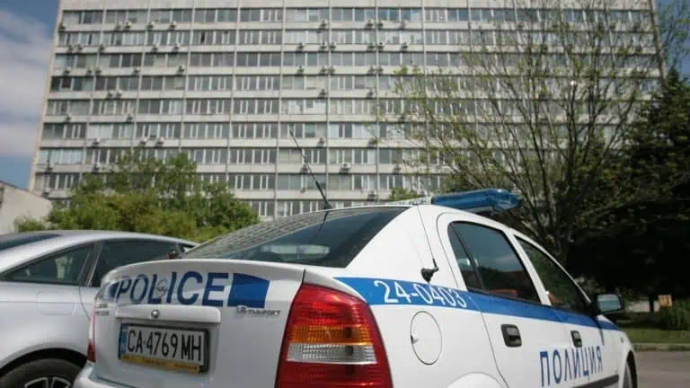 В отворено писмо до министъра на здравеопазването Петър Москов, председателя на парламентарната здравна комисия Даниела Дариткова, ръководството на Фонда и медиите доц. Буева подчерта, че администрацията на Фонда подменя решенията на Обществения съвет и работи в противоречие с правилника. "Вземам това трудно решение поради несъгласие и протест, както с начина на работа при настоящото ръководство, така и с набързо приетия нов правилник за работа на Фонда", пише националният консултант по детски болести. Припомняме, при медийна акция на ГДБОП и прокуратурата осем служители на Фонда за лечение на деца в чужбина, сред които и председателя му Павел Александров, бяха арестувани през април т.г. Акцията прекъсна заседание на обществения съвет, на което трябваше да бъдат разгледани над 70 случая на деца, повечето от които с положителни становища за лечение зад граница. Фондът за лечение на деца работел безпрецедентно бавно, над 220 са чакащите Фондът за лечение на деца работел безпрецедентно бавно, над 220 са чакащите Сред тях има и онкоболни Действията на прокуратурата и здравното министерство бяха съгласувани. След новината за арестите бе съобщено, че проф. Владимир Пилософ е назначен за директор на Център "Фонд за лечение на деца". Часове по-рано здравният министър Петър Москов е освободил предишния шеф Павел Александров. Председател на Обществения съвет към Фонда е Теодора Иванова. В него до сега бяха 16 членове - специалисти от различни болници и двама журналисти от обществените медии.