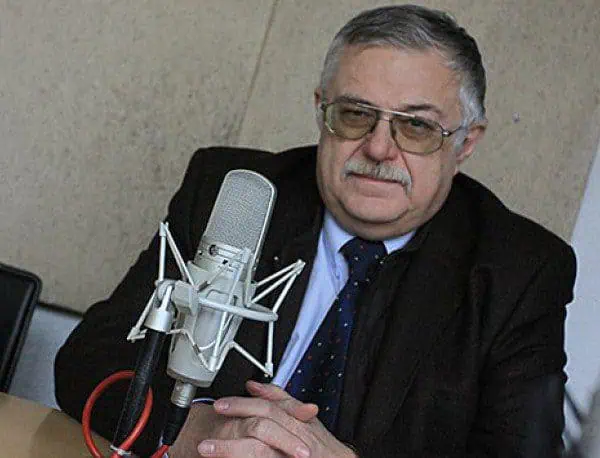 Докато родителите на Емо намират болница в Германия, проф. Пилософ събира становища у нас