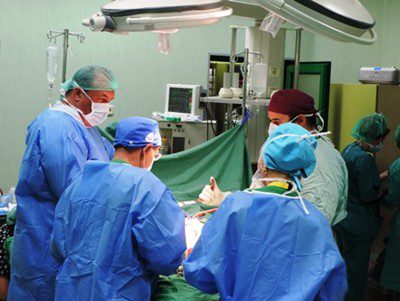 Операция в екип от ортопеди, съдови хирурзи и уролози от болница „Софиямед“ даде шанс за живот на 37г. мъж с рядък вид тумор