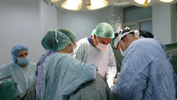 Хирург внедрява световни новости срещу рака