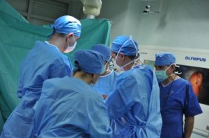 Хирурзи от ВМА показват операция по колянно ендопротезиране