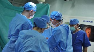 Хирурзи от ВМА показват операция по колянно ендопротезиране