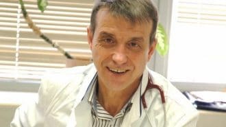 Д-р Коста Костов, професор по белодробни болести: Българите пушат много, защото са болни и нещастни хора