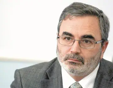 Грипът разболява още месец