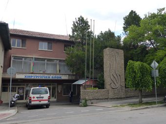 Разследват бивш шеф на болницата в Дупница заради фалшива диплома
