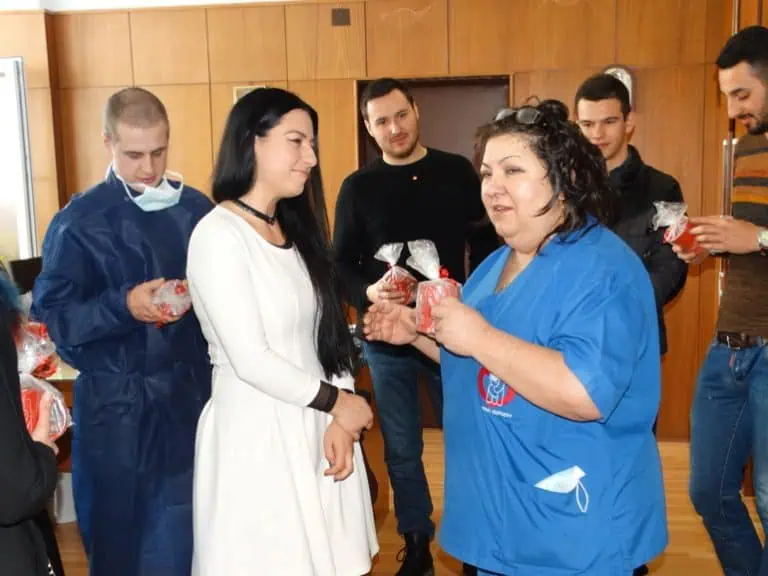 Младежи дариха инфузионни помпи на Детска хирургия