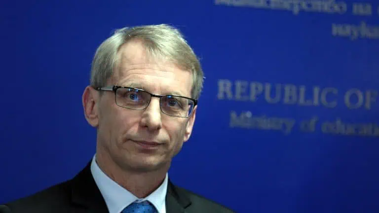 Търсят стимули да задържат завършилите медици у нас