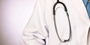 Лекари преглеждат и консултират безплатно по време на изложение в Бургас