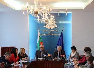 Няма заплаха за здравето на населението в Хасково заради водата там, увери министър Семерджиев