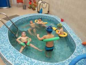 Плуването помага на деца с кръвно и астма 