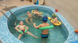 Плуването помага на деца с кръвно и астма