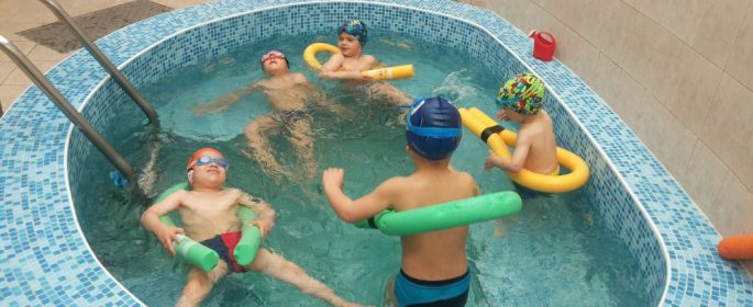 Плуването помага на деца с кръвно и астма