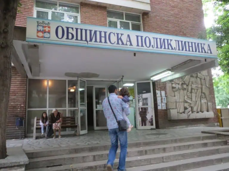 Летовници на опашки пред кожните кабинети заради алергии от морето
