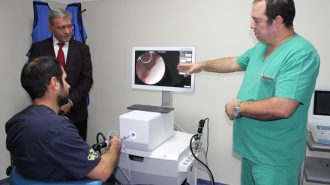 Студенти по медицина тренират операции с швейцарска апаратура