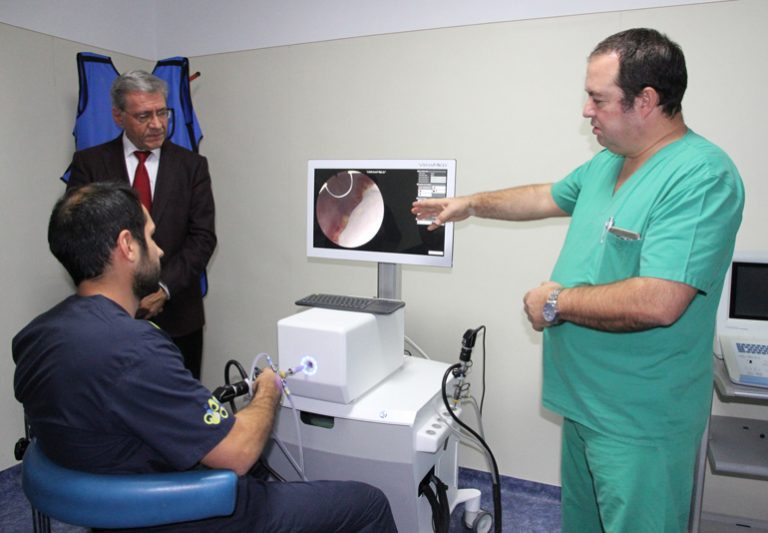 Студенти по медицина тренират операции с швейцарска апаратура