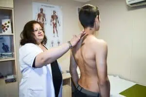 Откриха гръбначни изкривявания при децата