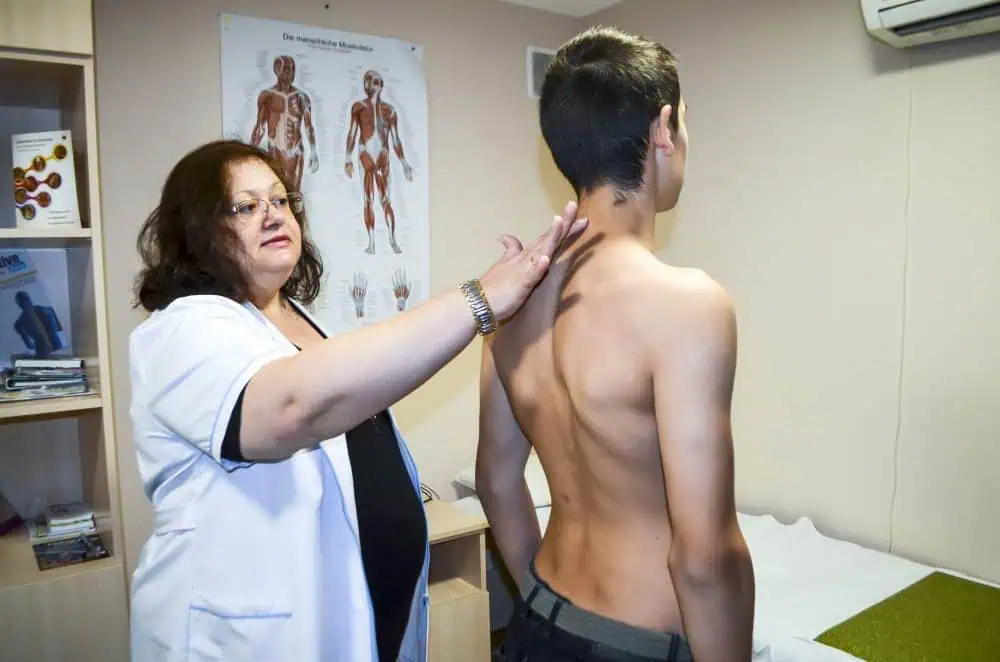 Откриха гръбначни изкривявания при децата Откриха гръбначни изкривявания при децата