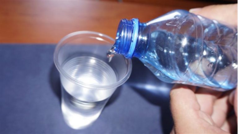 СЗО вижда нисък риск за здравето от микропластмаса в питейната вода