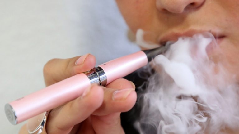 Американските лекари искат незабавна забрана на електронните цигари