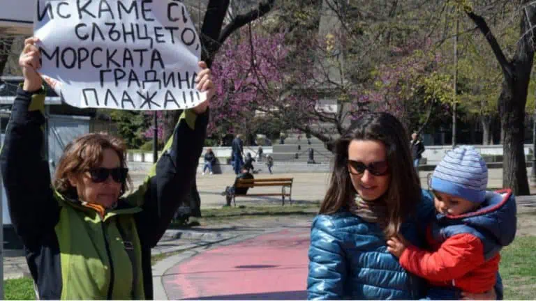 Педиатри настояват да се позволят разходките на деца в паркове и планини