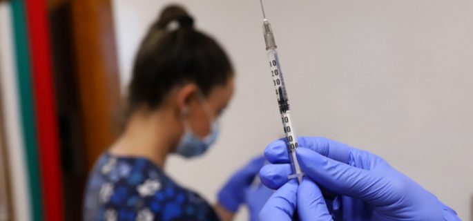 Щабът реши ваксинацията с "АстраЗенека" да продължи