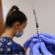 Щабът реши ваксинацията с "АстраЗенека" да продължи