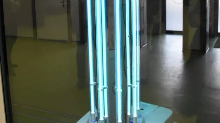 Робот с UV-C лъчи убива вирусите в МБАЛ „Свети Мина“