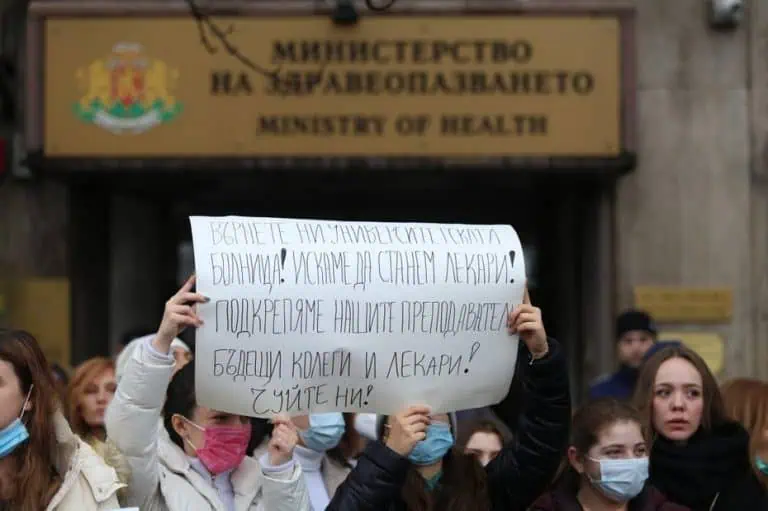 https://bnr.bg/post/101570300/lekari-protestirat-sreshtu-reshenieto-na-mz-za-nacionalnata-pediatria