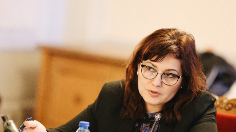 министър Асена Сербезова