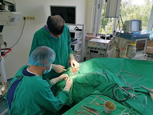 костен имплант на мъж с вродена липса на слух